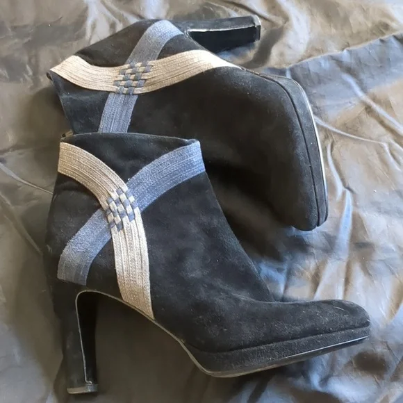Black suede heeled ankle boots - Picture 2 of 3